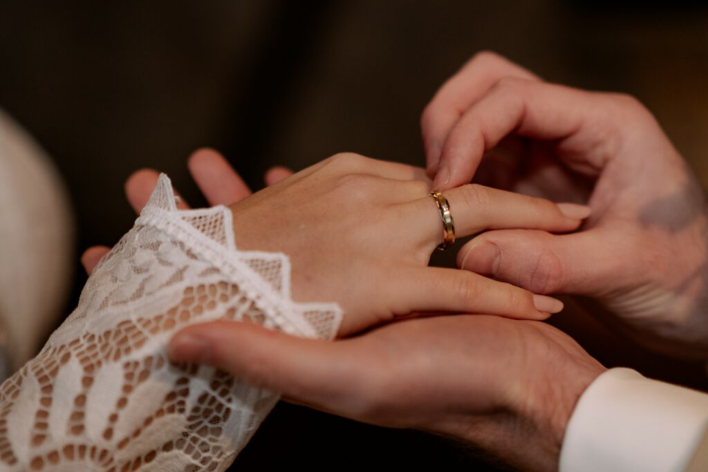 Anstecken des Eherings