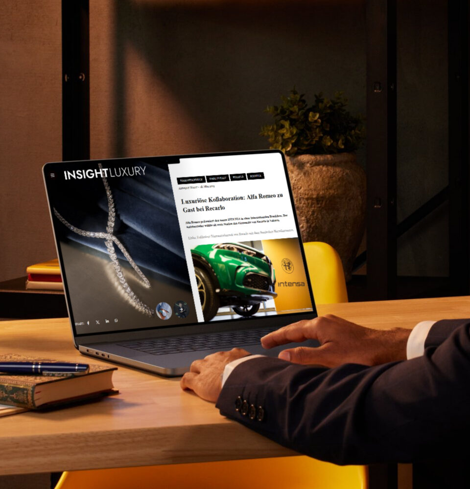 Anzeige des INSIGHT LUXURY Magazins auf eine Laptop