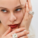 Das Schmuckdesign von Sabine Müller ist von Schnee- und Eiskristallen inspiriert. © Sabine Müller