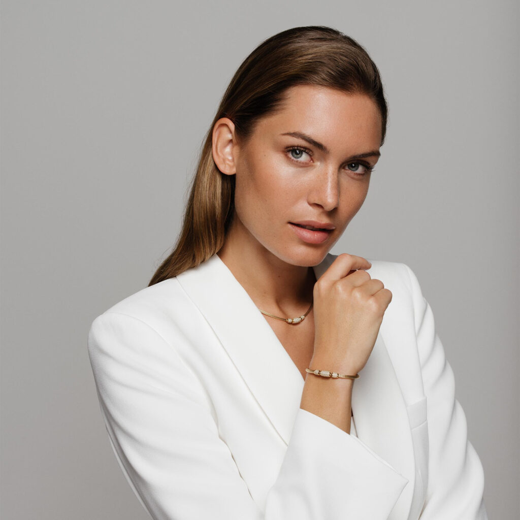 Schmuck von Jörg Heinz am Model