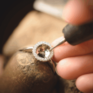 Versäubern eines Ringes in der Goldschmiede