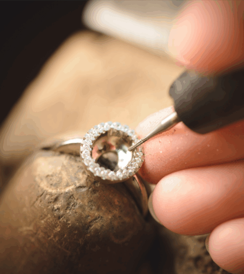 Versäubern eines Ringes in der Goldschmiede