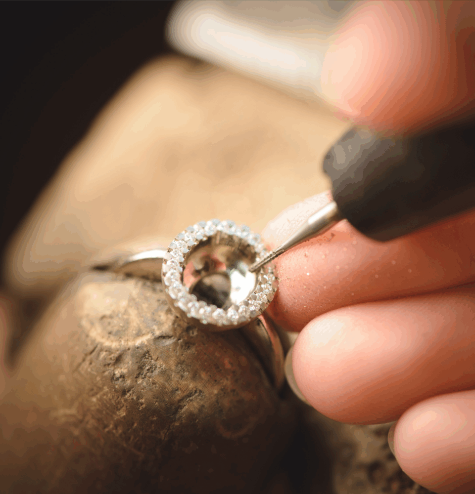 Versäubern eines Ringes in der Goldschmiede