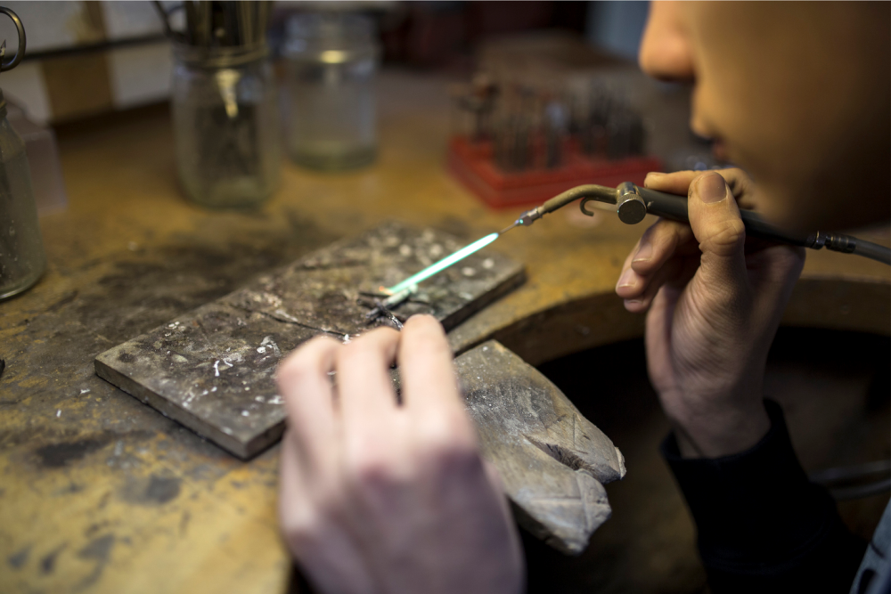 Löten eines Werkstücks in der Goldschmiede