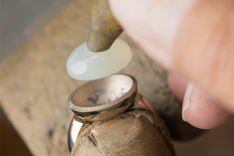 Fassen eines Edelsteins