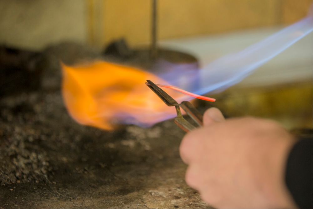 Glühen eines Stück bearbeiteten Goldes