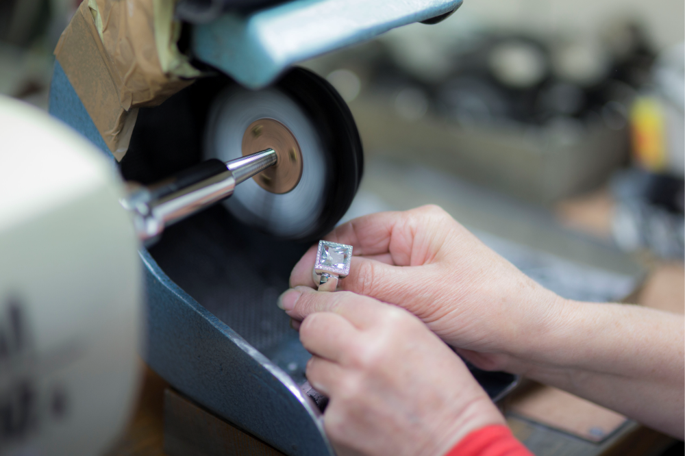 Ein RIng wird poliert