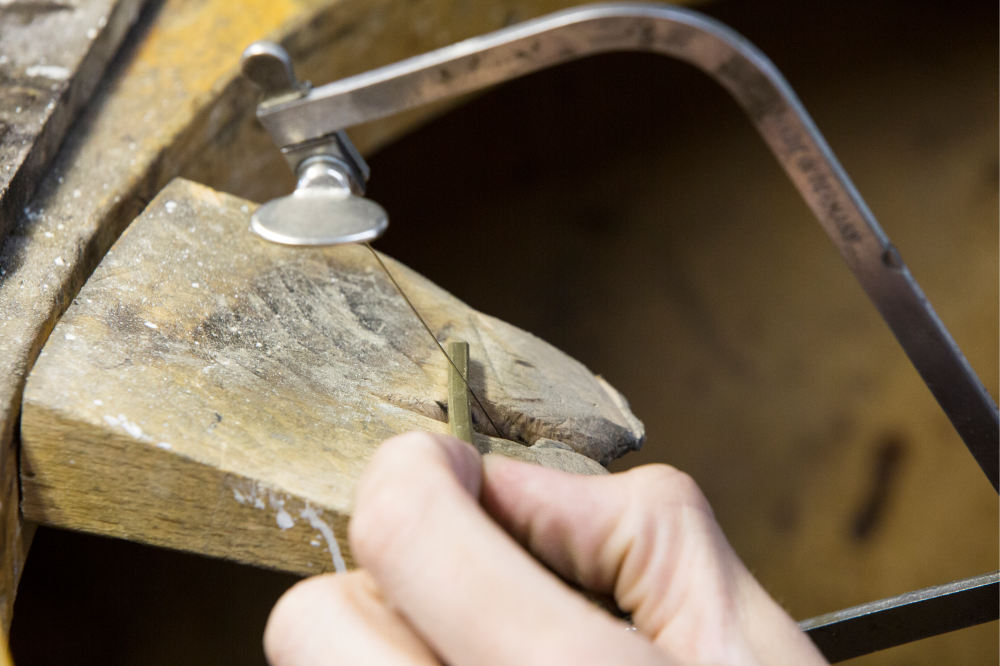 Sägen eines Werkstücks in der Goldschmiede