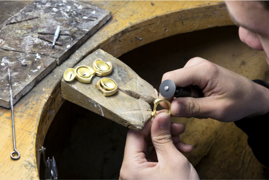 Versäubern eines Werkstücks in der Goldschmiede