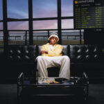 Rapper Central Cee sitzt auf einem Sofa und trägt eine Uhr von G-Shock