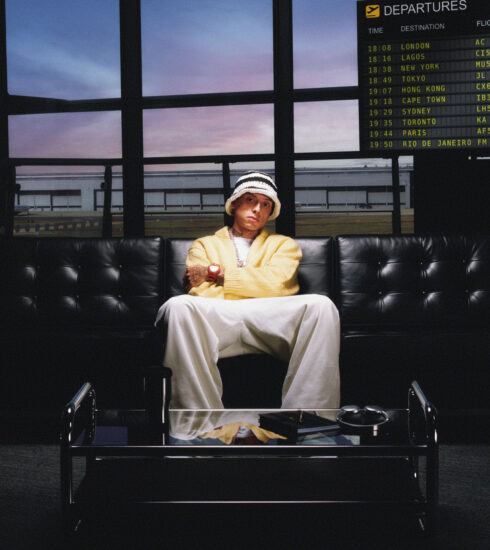 Rapper Central Cee sitzt auf einem Sofa und trägt eine Uhr von G-Shock