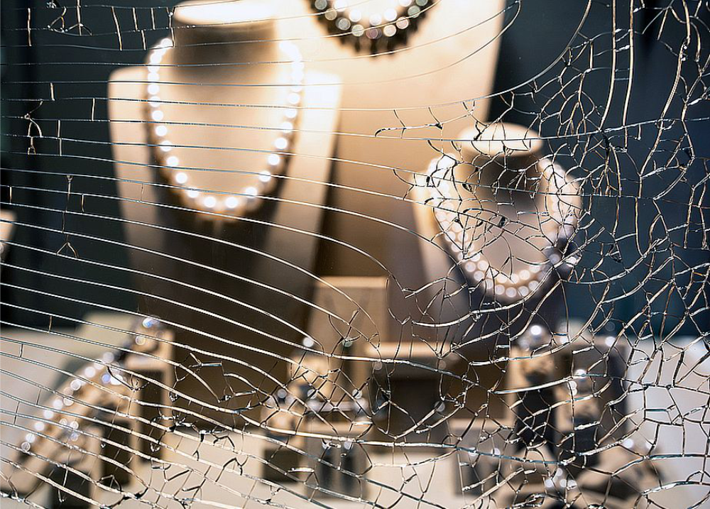 Zerbrochene Schaufensterscheibe eines Juweliers