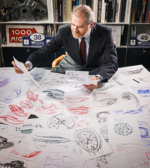 Mann sitzt am Schreibtisch, auf dem Zeichnungen der Serpenti von Bulgari liegen