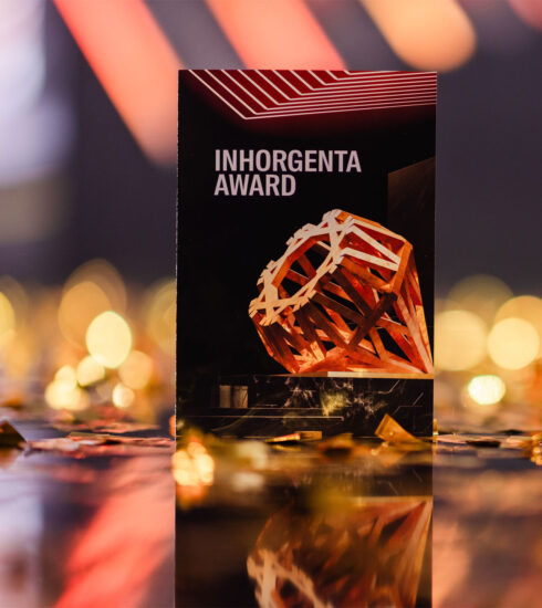 Tischkarte auf der Gala des Inhorgenta Awards 2025, auf der die Trophäe des Awards in Form eines stilisierten Brillanten abgebildet ist
