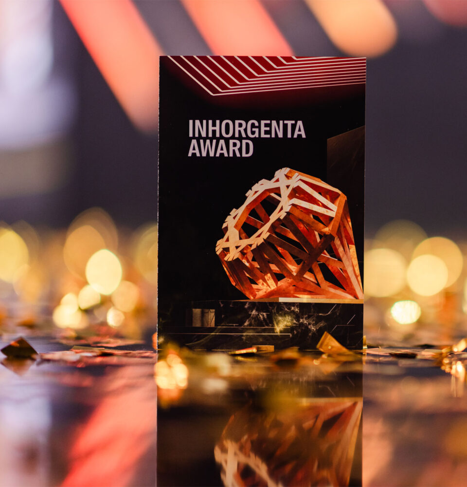 Tischkarte auf der Gala des Inhorgenta Awards 2025, auf der die Trophäe des Awards in Form eines stilisierten Brillanten abgebildet ist