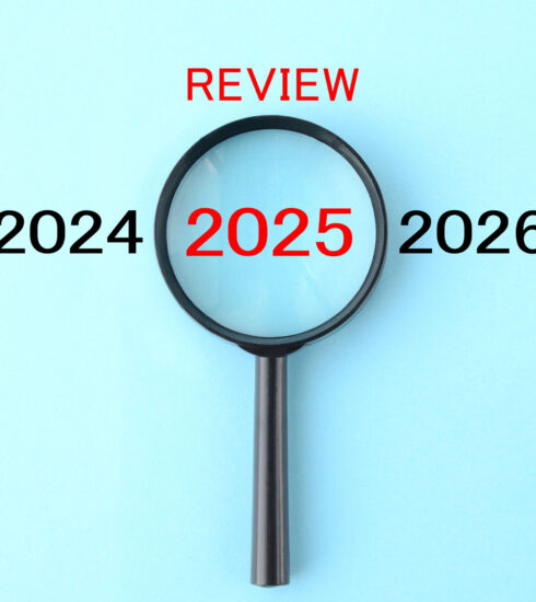 Die Jahreszahlen 2024, 2025 und 2026 sind abgebildet, über 2025 ist eine Uhr (Credit: takasuu)