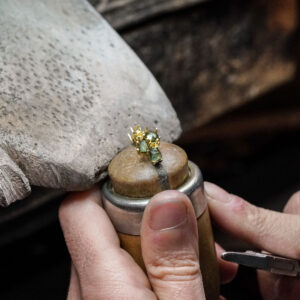 Hände eines Goldschmiedes, der an einem Schmuckstück von Brusi arbeitet