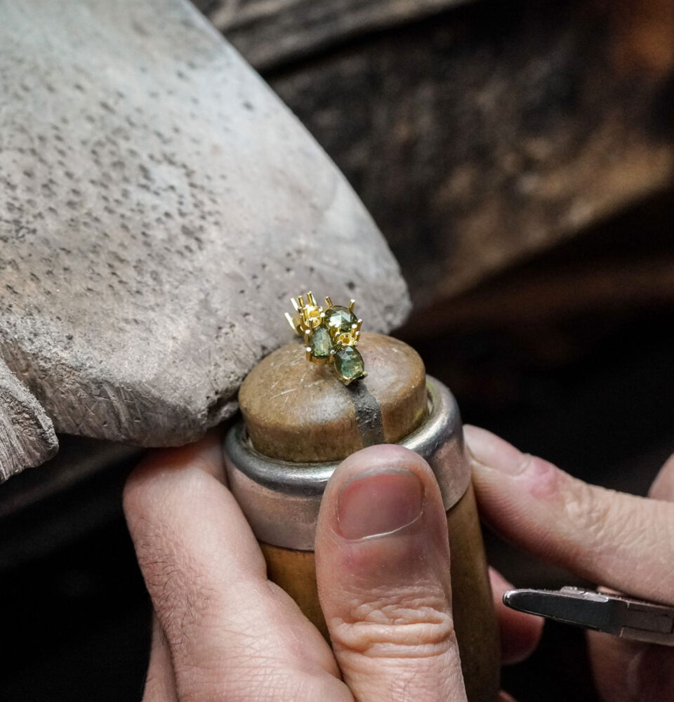 Hände eines Goldschmiedes, der an einem Schmuckstück von Brusi arbeitet