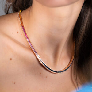 Model mit Kette von Frieden mit Saphiren im Regenbogendesign