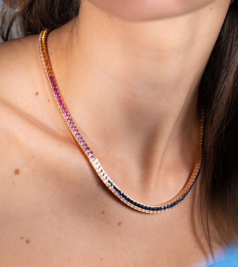 Model mit Kette von Frieden mit Saphiren im Regenbogendesign