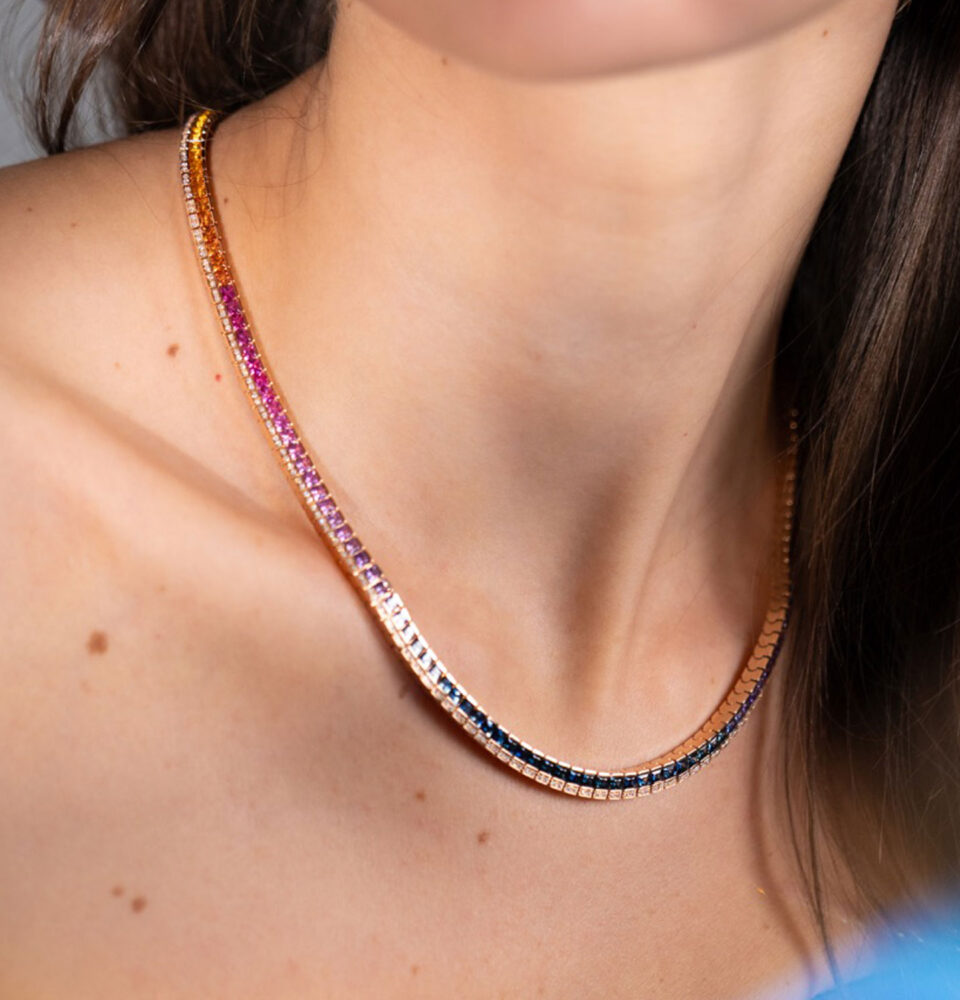 Model mit Kette von Frieden mit Saphiren im Regenbogendesign