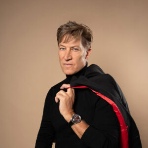 Tobias Moretti trägt eine Uhr von Jacques Lemans