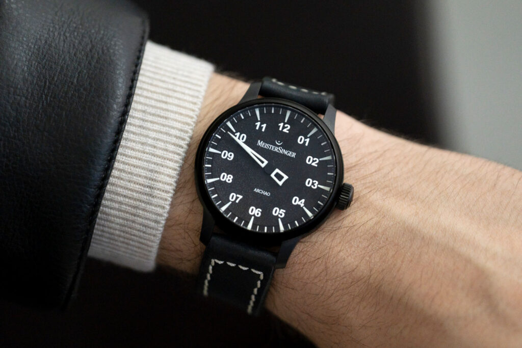 Archao von MeisterSinger am Handgelenk