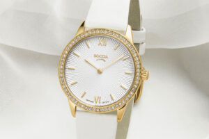 Uhr von Boccia Titanium mit weißem Zifferblatt, goldplattiertem Titan-Gehäuse und weißem Armband