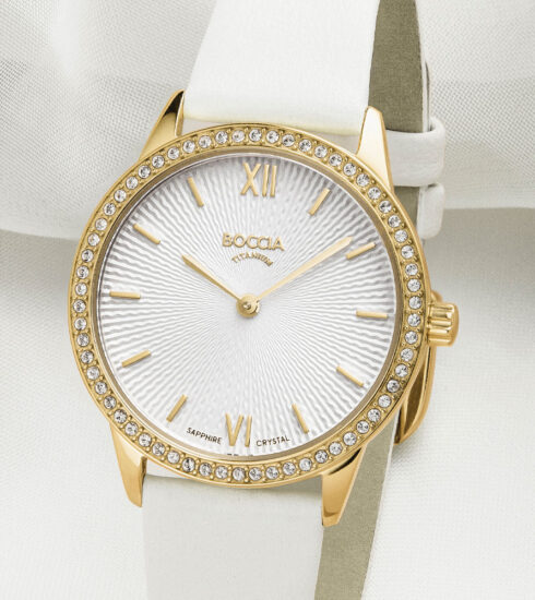 Uhr von Boccia Titanium mit weißem Zifferblatt, goldplattiertem Titan-Gehäuse und weißem Armband