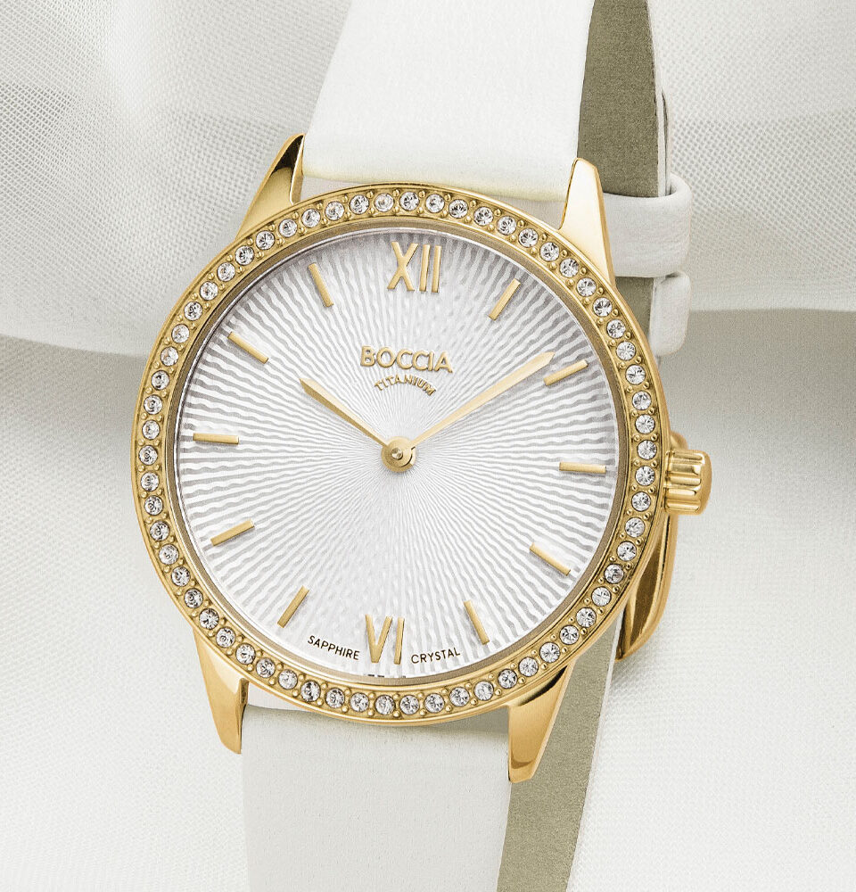 Uhr von Boccia Titanium mit weißem Zifferblatt, goldplattiertem Titan-Gehäuse und weißem Armband