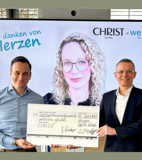 V.l.: Michael Berghoff (Geschäftsführer/Chief Digital Officer Christ), Nele Lederer (Leitung Unternehmenskooperationen wellcome), Dr. Gunnar Binder (CEO Christ) bei der Scheckübergabe