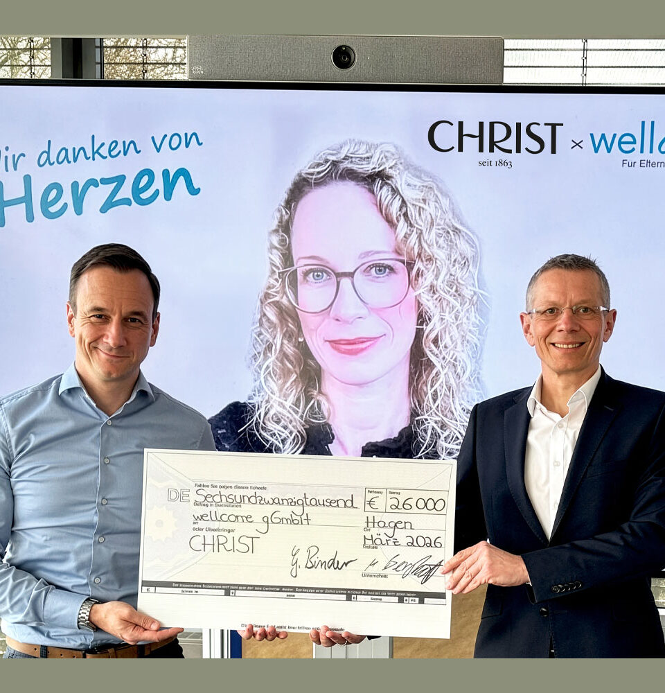 V.l.: Michael Berghoff (Geschäftsführer/Chief Digital Officer Christ), Nele Lederer (Leitung Unternehmenskooperationen wellcome), Dr. Gunnar Binder (CEO Christ) bei der Scheckübergabe
